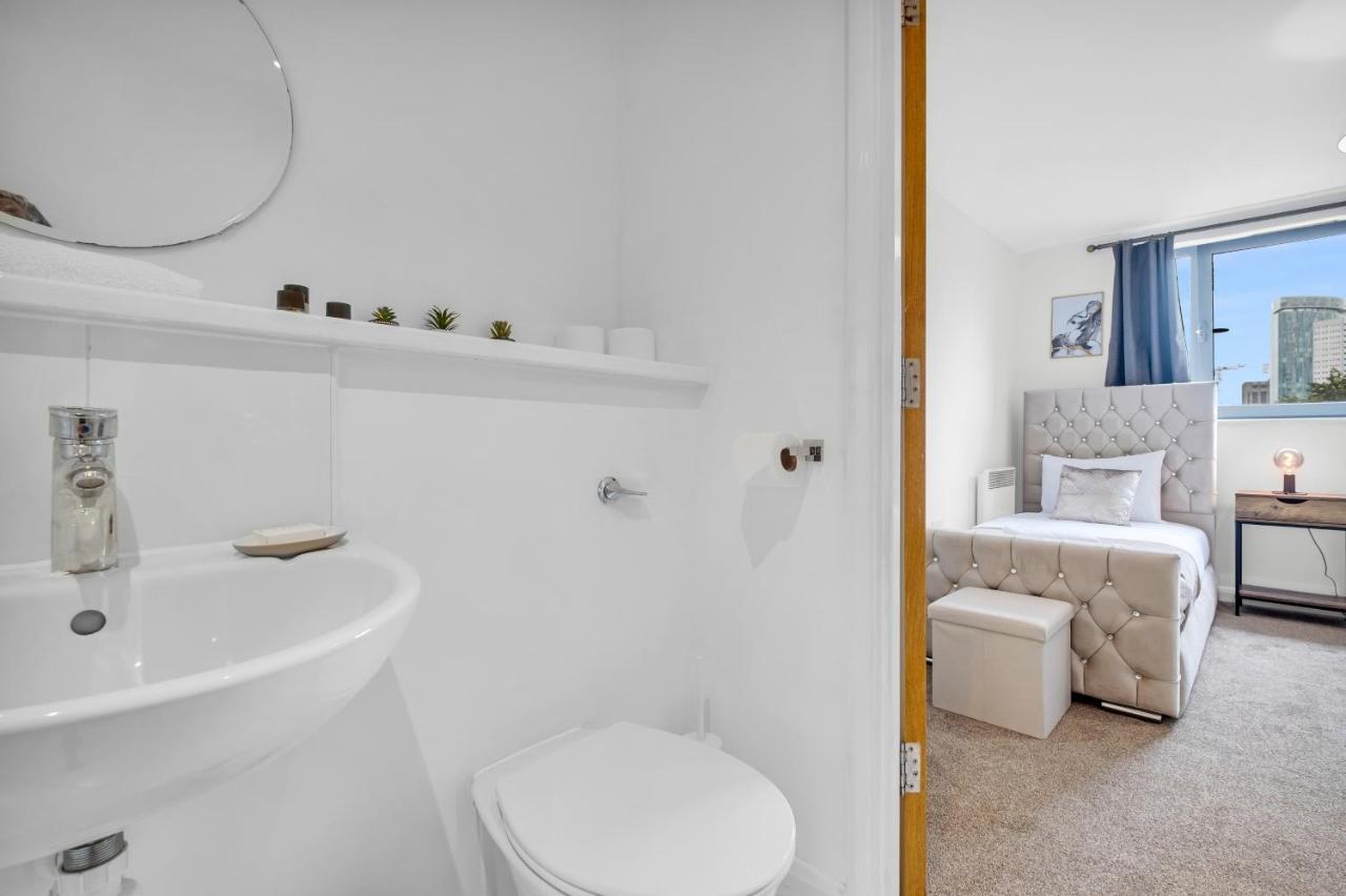 Stylish 4Th Floor 2 Bedroom En Suite City Centre Apartment With Parking By Azura Nights Birmingham Extérieur photo