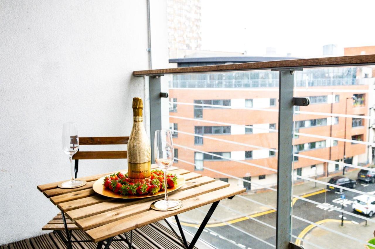 Stylish 4Th Floor 2 Bedroom En Suite City Centre Apartment With Parking By Azura Nights Birmingham Extérieur photo