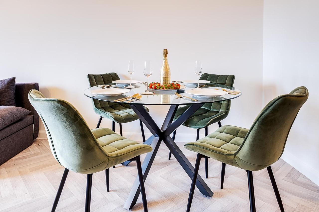Stylish 4Th Floor 2 Bedroom En Suite City Centre Apartment With Parking By Azura Nights Birmingham Extérieur photo