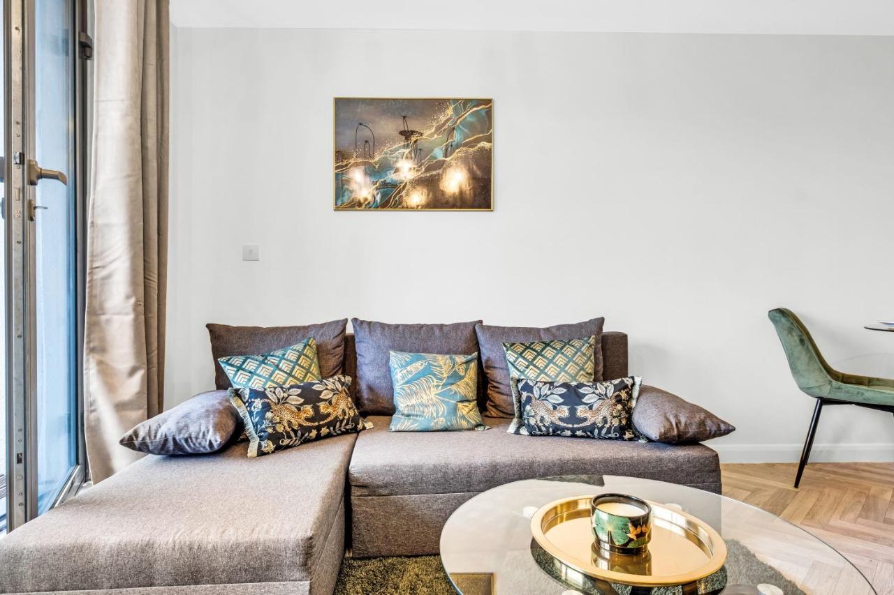 Stylish 4Th Floor 2 Bedroom En Suite City Centre Apartment With Parking By Azura Nights Birmingham Extérieur photo